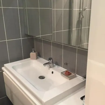 Private Bedroom 1 Near Eiffel Tower, Saint Germain Bed & Breakfast Paris