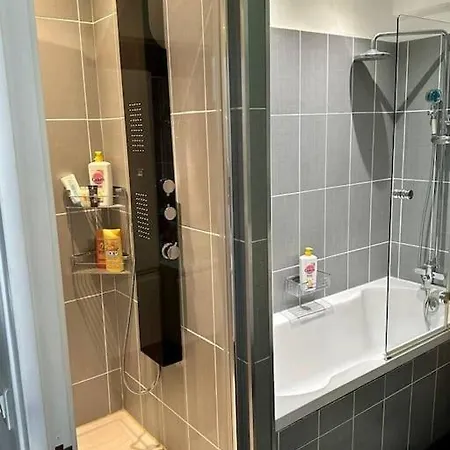 ベッド・アンド・ブレックファスト Private Bedroom 1 Near Eiffel Tower, Saint Germain *